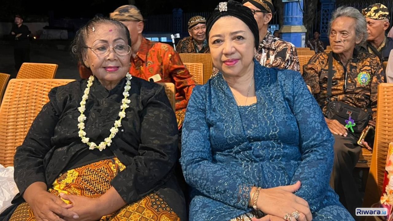 Dalag Ruwat Nyi Rumiyati Ajangmas Kenyo Wursito bersama GKR Koes Moertiyah Wandansari di Sitihinggil Karaton Surakarta Kamis 25 Junio2026